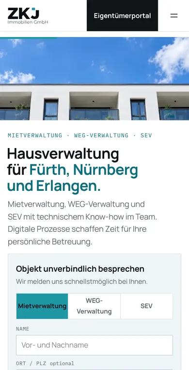 Startseite von ZKJ Immobilien auf dem Handy mit Überschrift und Anfrage-Formular